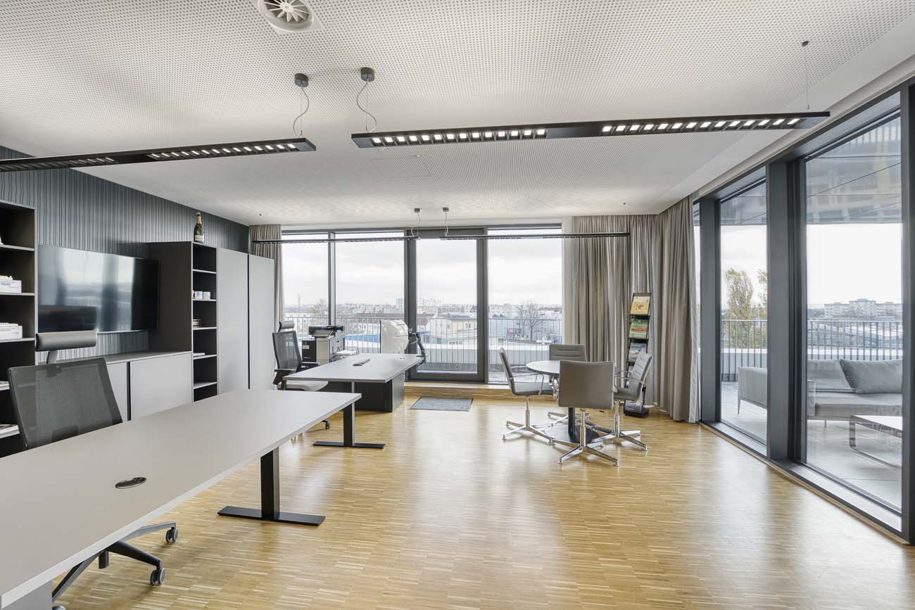 00024_office_web